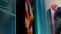 وصل الرئيس الأمريكي دونالد ترامب إلى قاعة جيمس إس. برادي للصحافة في البيت الأبيض لحضور مؤتمر صحفي في 11 أغسطس/آب 2025 في واشنطن العاصمة.