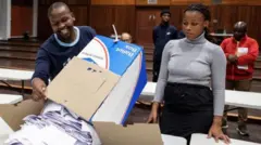 በደቡብ አፍሪካ የምርጫ ቆጠራ ሲካሄድ 