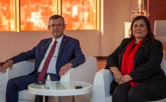 Özgür Özel ve Özlem Çerçioğlu yan yana oturuyor