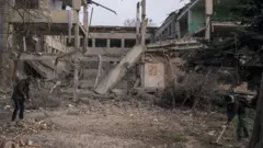 آثار الدمار الذي أحدثه الهجوم الروسي بالقنابل الموجهة على المدرسة رقم 17 في مدينة سلوفيانسك، أوكرانيا، في 26 نوفمبر/تشرين الثاني 2025. 