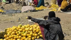 Katika soko la Nertiti, wachuuzi wanapata shida kuuza machungwa.