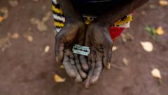 Cette femme de Mombasa, au Kenya, montre la lame de rasoir qu'elle a utilisée pour exciser des jeunes filles.