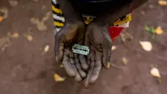 Cette femme de Mombasa, au Kenya, montre la lame de rasoir qu'elle a utilisée pour exciser des jeunes filles.