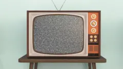 Televisão antiga com estática