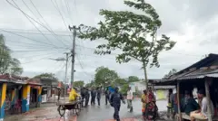 উপকূলে আঘাত হেনেছে প্রবল ঘূর্ণিঝড় রিমাল