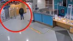 Mohammad Farooq en el vestíbulo del Hospital St James. Un gran anillo rojo rodea a Farooq en la desierta zona del hospital.