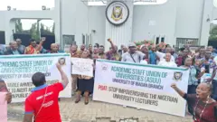Awọn olukọ ASUU to n se iwọde ni Fasiti Ibadan
