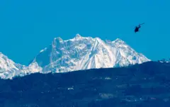 उद्धारका लागि उडेको एउटा हेलिकोप्टरको फाइल तस्बिर। पृष्ठभूमीमा हिमाल देख्न सकिन्छ।
