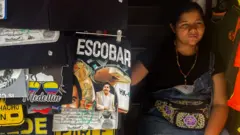 Joana Montoya na barraca com produtos de Escobar