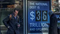 США уже должны 36 трлн долларов, и в мире всё меньше желающих давать им в долг