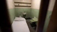 Cela da prisão de Alcatraz, vista de trás das grades