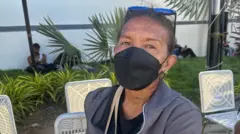 Liliana González, una mujer de 60 años sentada en una silla y con una mascarilla negra.