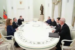 Vladimir Putin e sua delegação se reuniram com o enviado especial dos EUA, Steve Witkoff, em Moscou