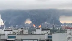 Москвадаги нефтни қайта ишлаш заводидан осмонга қалин тутун кўтарилди.