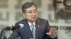 발언하는 조현 외교부 장관