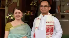 कांग्रेस सांसद गौरव गोगोई अपनी पत्नी एलिज़ाबेथ कोलबर्न के साथ (फ़ाइल फ़ोटो)