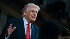 Trump fazendo um discurso