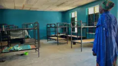 Ọkan lara awọn iya ti wọn ji ọmọ rẹ gbe lọ duro sinu ilegbe awọn akẹkọ nile ẹkọ naa.