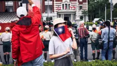 2024年中华民国国庆一名女子拿着国旗