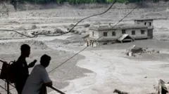 2026年8月26日,尼泊爾努瓦闊特縣,人們觀看洪水在山洪暴發後席捲特里蘇里巴扎(Trishuli Bazar)