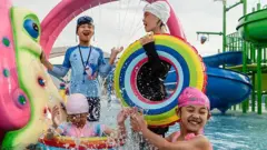 Turistas en el nuevo balneario.