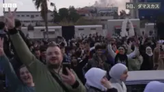 ダマスカスの中央広場で喜ぶ人たち