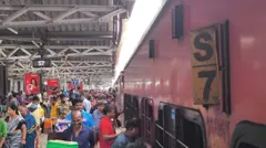 రైళ్లలో స్లీపర్ క్లాస్ బోగీల సంఖ్యను రైల్వే శాఖ క్రమంగా తగ్గిస్తోంది.