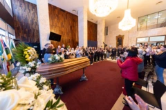 Público aplaude ao final do velório de Luis Fernando Verissimo na Assembleia Legislativa