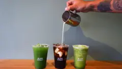 ثلاثة أكواب من مشروبات تقدمها سلسلة بلانك ستريت 