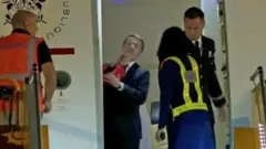 Президент Франції отримав ляпас від дружини під час виходу з літака після прибуття до В'єтнаму