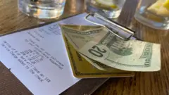 20 доларів готівкою, залишені на рахунку в ресторані США
