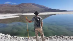 Ahli geologi Brian Hynek dari Universitas Colorado Boulder dan ahli mikrobiologi Argentina, María Farías menemukan cerminan kehidupan pertama di Bumi di Gurun Atacama, Argentina