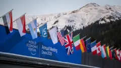 أعلام الدول المشاركة في منتدى دافوس في دورة عام 2026. 