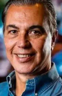 Empresário sorri para foto