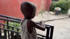 Aworan ọmọde to duro ti irin kan to si kawọ le irin naa