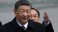 El presidente chino Xi Jinping con un hombre detrás