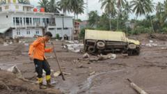 Petugas SAR melakukan pencarian korban banjir lahar dingin Gunung Marapi di Manunggal, Kabupaten Tanah Datar, Sumatera Barat, Senin (13/05). 