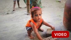 பாம்பை கடித்த ஒரு வயது குழந்தை – பாம்பு சாக, குழந்தை உயிர் தப்பியது!