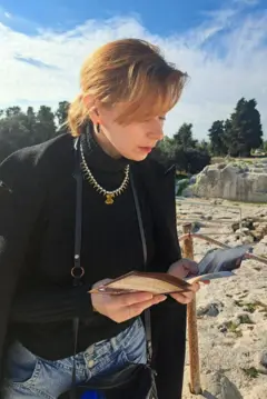 Лєна Лягушонкова на вулиці із книгою