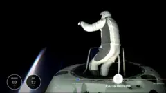 Айзекман за пределами корабля Dragon