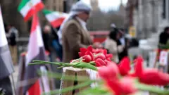 احتجاج في ميدان ترافالغار في لندن نظّمه أكراد ضد الجمهورية الإسلامية الإيرانية، على خلفية الهجمات الأمريكية-الإسرائيلية على إيران، 28 فبراير/شباط 2026. 