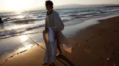 زائر مسيحي فرنسي إلى بحيرة طبريا