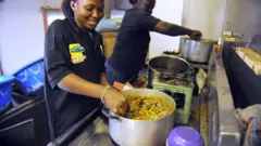 Awọn obinrin to n se ẹfọ