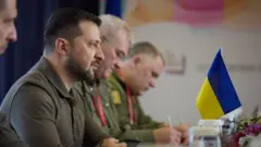 Volodymyr Zelensky n'ibendera rya Ukraine 