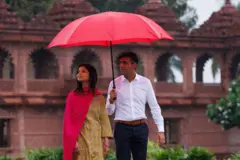 ऋषि सुनक अपनी पत्नी अक्षता मूर्ति के साथ