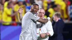 El portero Eloy Room y entrenador Dick Advocaat al culminar el partido.