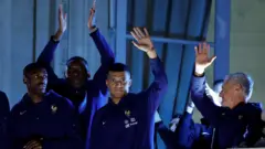 သူရဲကောင်းအသွင်ကြိုဆိုခံရမှုနဲ့ ပြင်သစ်ဘောလုံးအသင်းရဲ့ အိမ်အပြန်