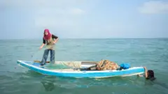 صورة متداولة لمادلين كُلّاب، وهي فلسطينية كانت تعمل في مهنة الصيد بقطاع غزة.