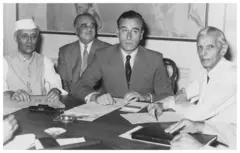 ভারত ভাগের সিদ্ধান্ত যেদিন কংগ্রেস নেতা জওহরলাল নেহরু (বাঁয়ে) ও মুসলিম লীগ নেতা মুহাম্মদ আলী জিন্নাহকে (ডানে) জানালেন ভাইররয় লর্ড মাউন্টব্যাটেন (মাঝে)