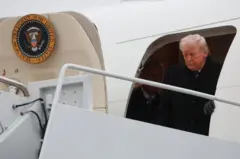 Trump saindo de avião
